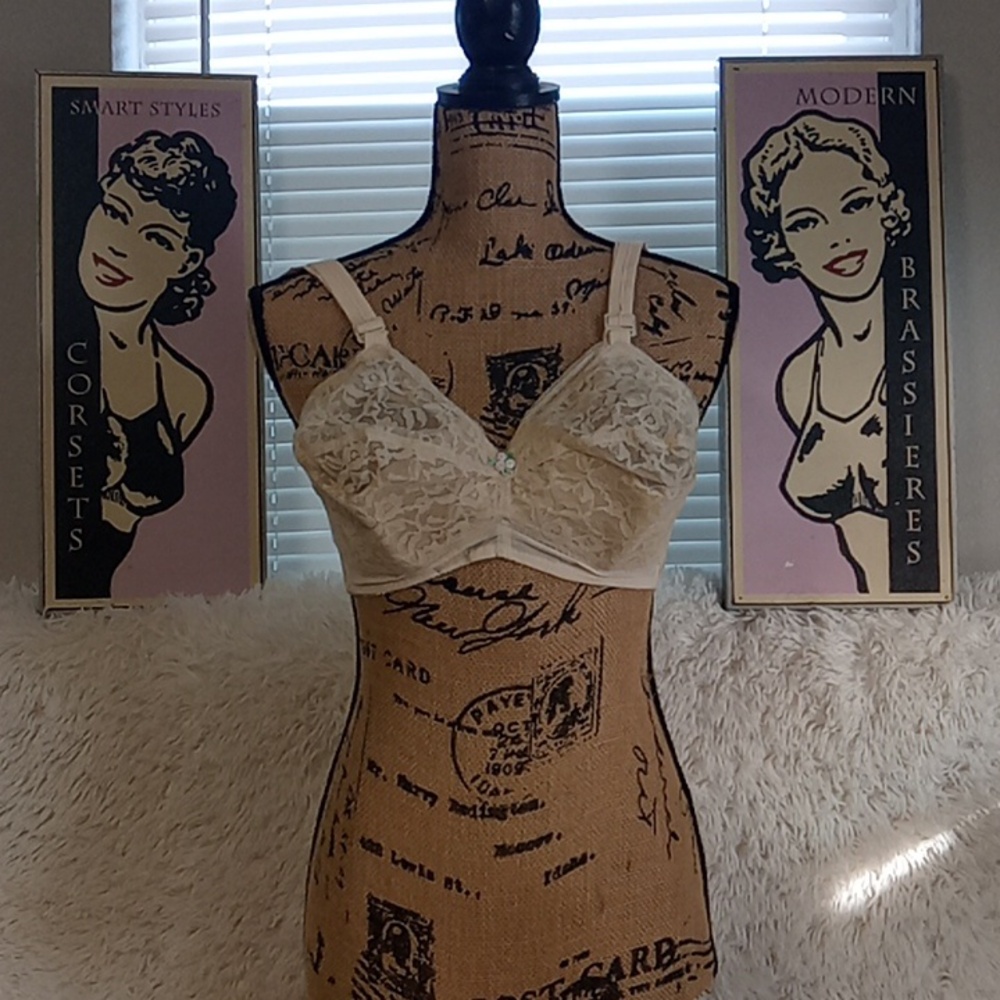 Vintage 1950's 1960's  Ivory Pinup Bullet Bra  PennyRich 28 H